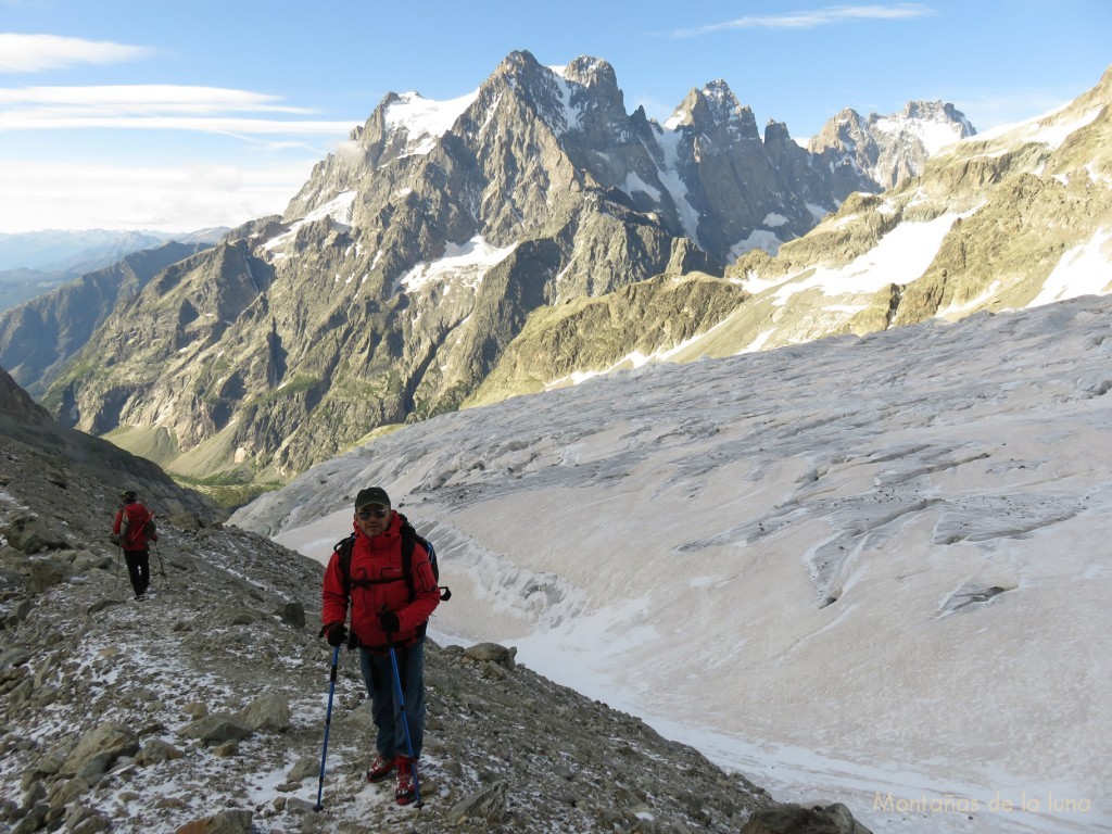 Luis y Mario en la morrena bajando al Refugio del Glaciar Blanc, detrás el Mont Pelvoux